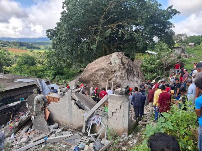 Deslave de una enorme roca en Morelos deja tres muertos, entre ellos un bebé