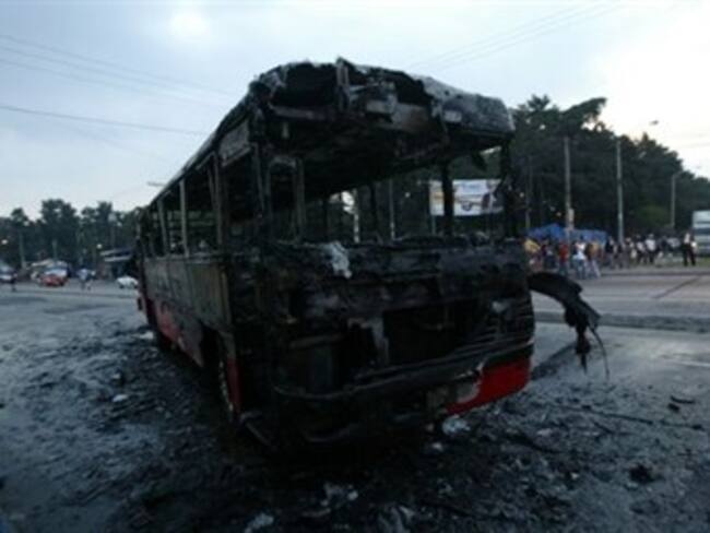 Mueren cinco personas en incendio de autobús en Guatemala