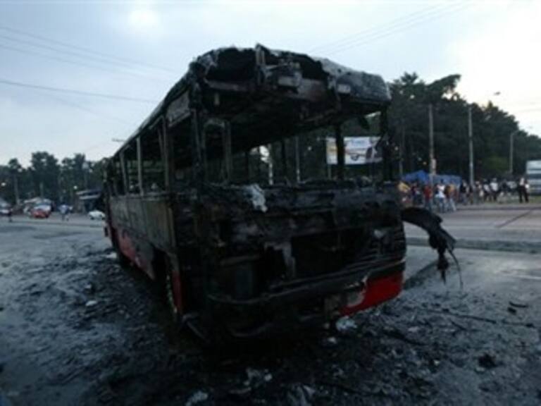 Mueren cinco personas en incendio de autobús en Guatemala