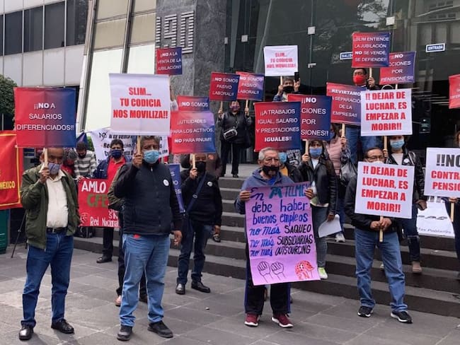 Protestan trabajadores de Telmex contra Carlos Slim