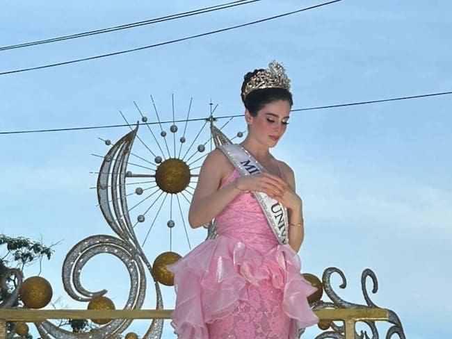 Fátima Bosch, Miss Universo 2025, es recibida por cientos de tabasqueños en Villahermosa