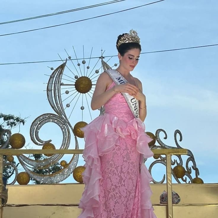 Fátima Bosch, Miss Universo 2025, es recibida por cientos de tabasqueños en Villahermosa