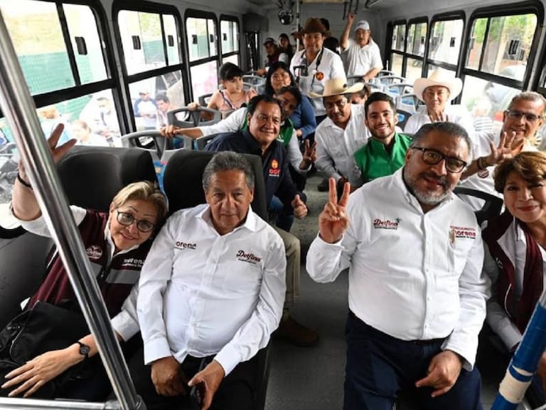 Delfina Gómez arribó a Texcoco en un camión de transporte público