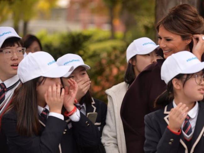 Melania Trump fue ignorada durante su visita a una escuela en Seúl