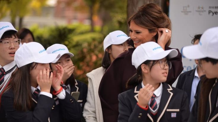 Melania Trump fue ignorada durante su visita a una escuela en Seúl