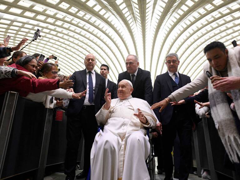 Vaticano revela la primer imagen del Papa Francisco después de casi un mes hospitalizado.