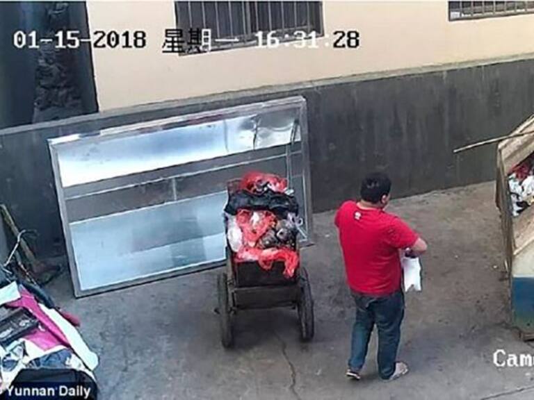 Hombre tira bebé a la basura
