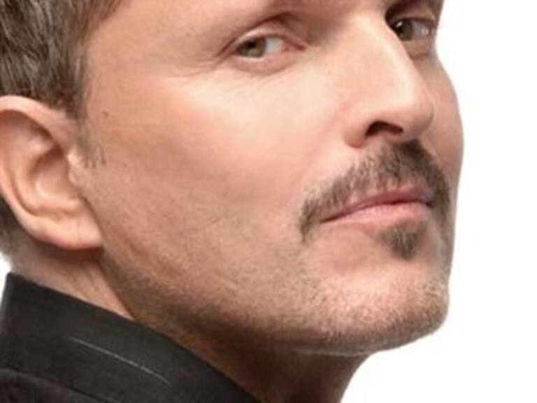 Confirma Miguel Bosé que es padre de dos mellizos
