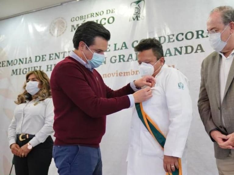 Personal de salud del IMSS recibe Condecoraciones Miguel Hidalgo en Jalisco