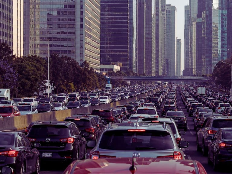 Estos son los autos que no circulan este 10 de junio por el Hoy No Circula. IA