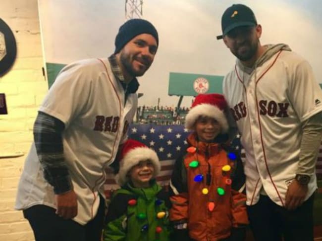 Jugadores de Boston Red Sox le adelantan su Navidad a los niños