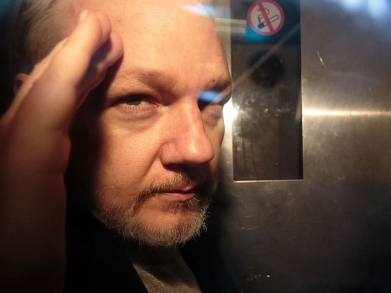 En 2019, Julian Assange fue sentenciado a 50 semanas de prisión por violar las condiciones de una fianza que le fue concedida en 2010. (Photo by Jack Taylor/Getty Images)