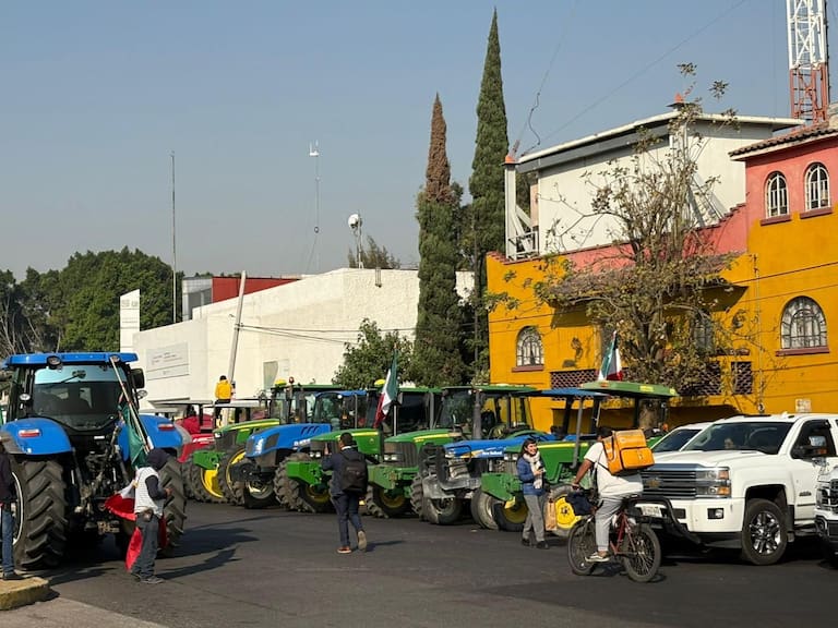 Con tractores, campesinos bloquean las puertas de ingreso y salida de la Cámara de Diputados