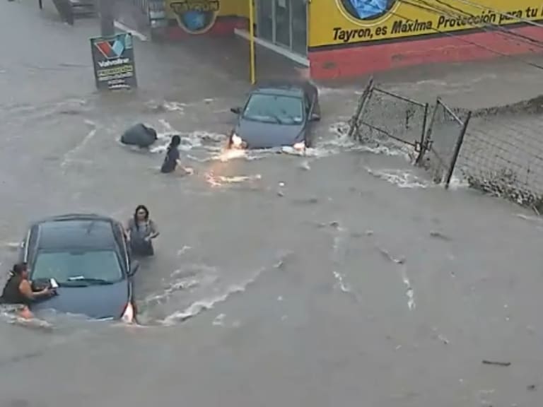 Coladera &quot;traga&quot; a mujer en Culiacán durante las fuertes inundaciones