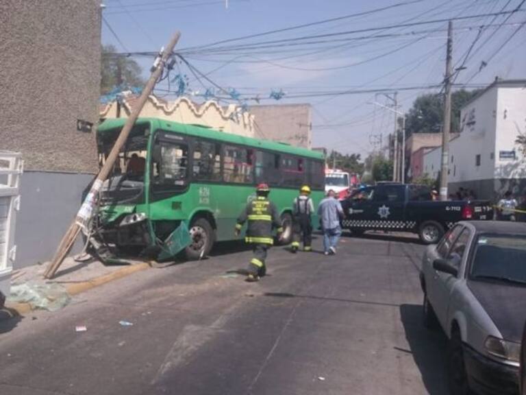 Choque entre camioneta y unidad del transporte público deja 13 lesionados en Guadalajara