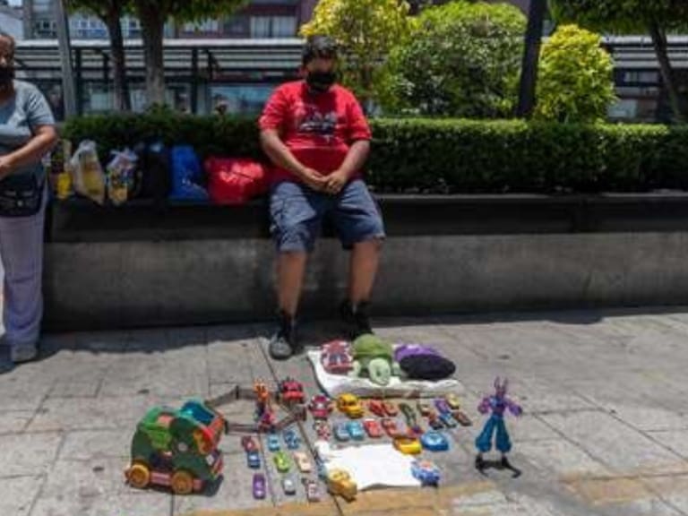 Ayudemos a Luis Ángel, el niño que cambia sus juguetes por comida en CDMX