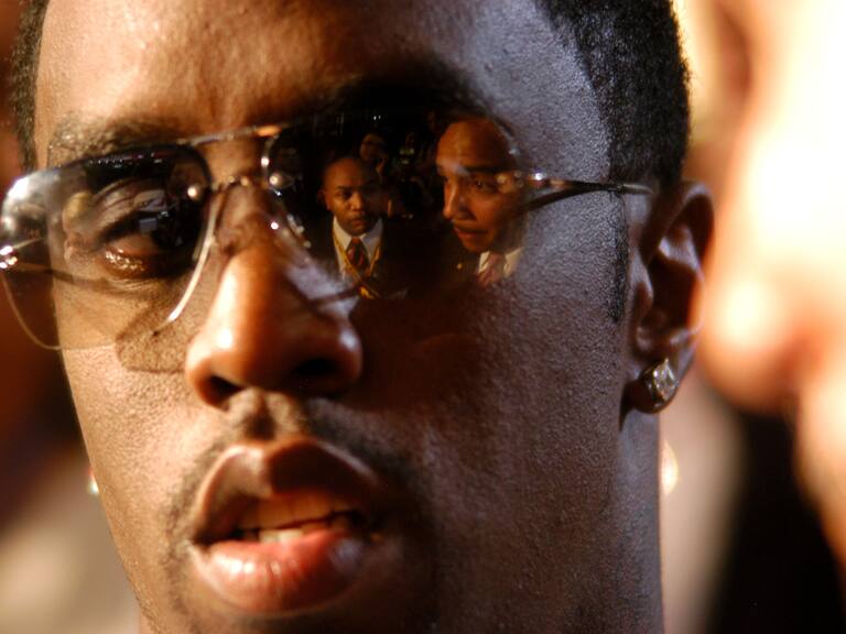 Sean "Diddy" Combs suma más de 100 denuncias por violación y otros delitos relacionados en Estados Unidos. él ya se declaró inocente de todos los cargos.