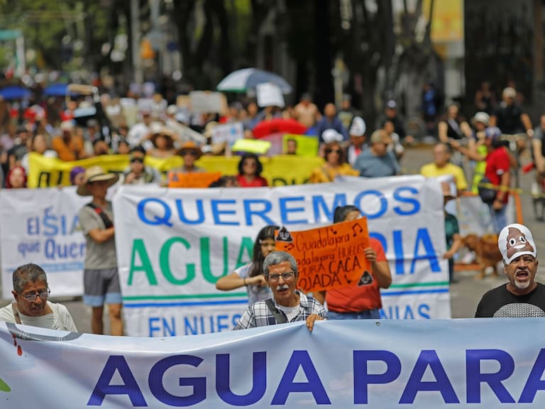 Guadalajara en crisis por la falta de agua potable, autoridades hablan de tandeo, sociedad civil exige solución, investigación y sanción al problema de salud pública.