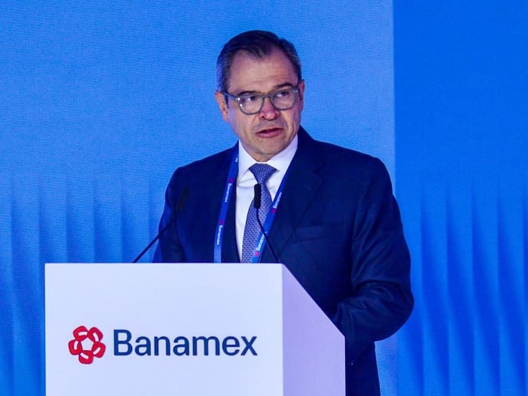 El director general de Grupo Financiero Banamex, Manuel Romo, hizo un llamado a los emisores de tarjetas de crédito: "No hay que endeudar a las personas más allá de lo que puedan pagar"