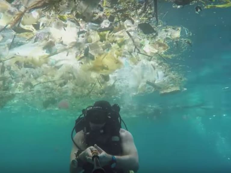 VIDEO: Buzo muestra la terrible contaminación en los océanos
