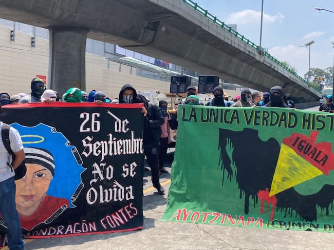 Padres de normalistas de Ayotzinapa acampan frente a Campo Militar 1