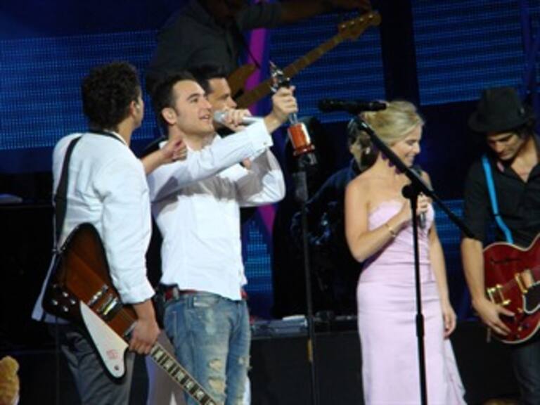 Recibe Reik antorchas de Oro y Plata