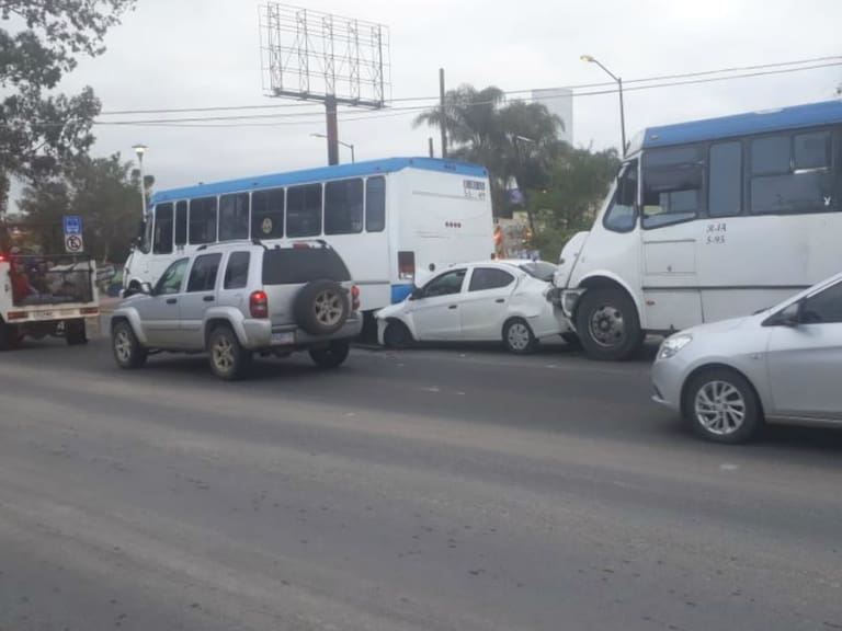 Camión de la ruta 1-A causa accidente en Tlajomulco