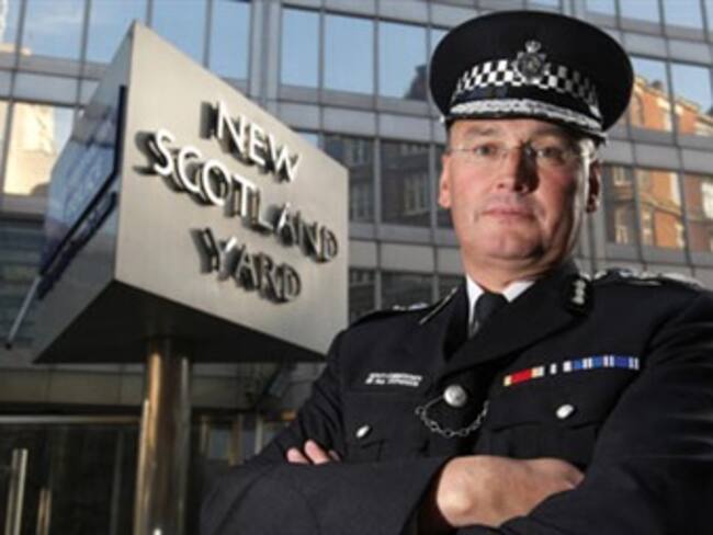 Renuncia jefe de Scotland Yard por espionaje telefónico