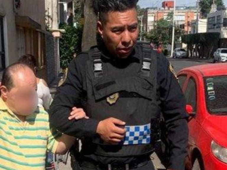 Policía ayuda a hombre con síndrome de Down a regresar a su casa