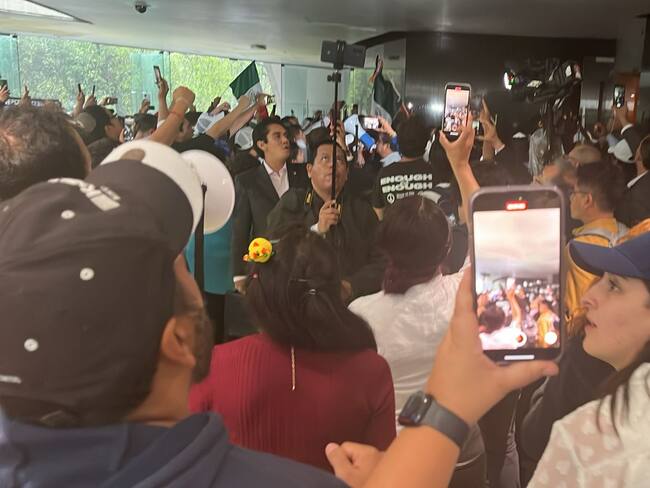 Manifestantes irrumpen en el Senado