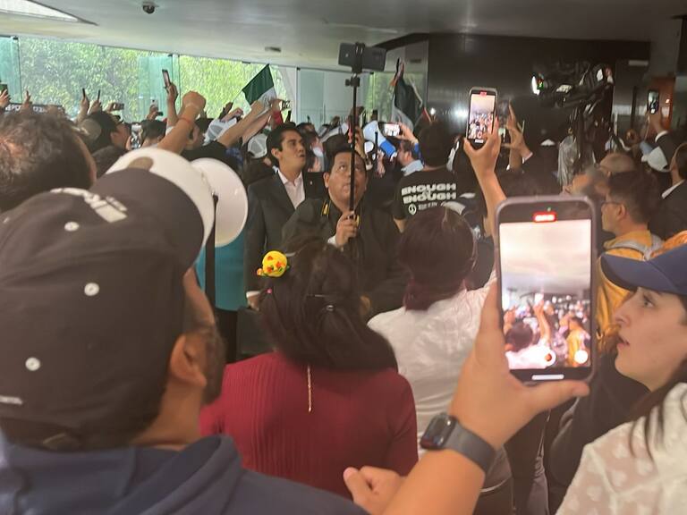 Manifestantes irrumpen en el Senado