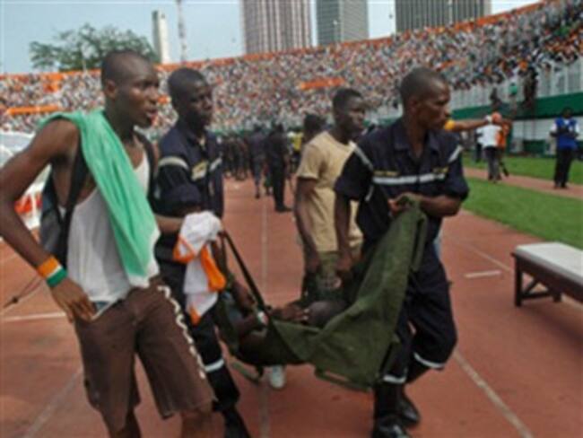 Estampida humana en juego amistoso en Sudáfrica deja un muerto