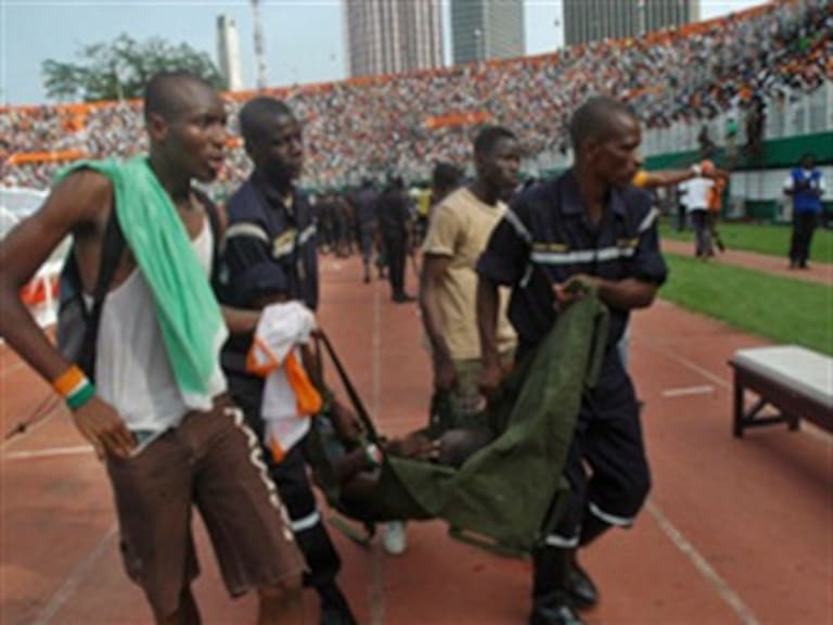 Estampida humana en juego amistoso en Sudáfrica deja un muerto