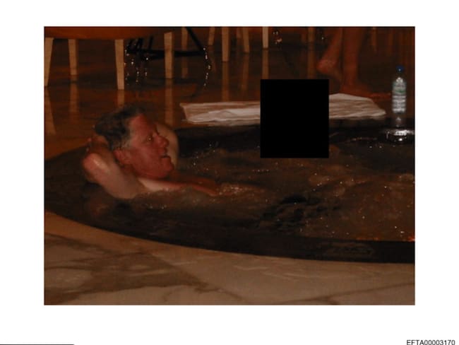 Nuevas fotos de Bill Clinton en los archivos de Jeffrey Epstein se viralizan: jacuzzi, piscina y el jet privado