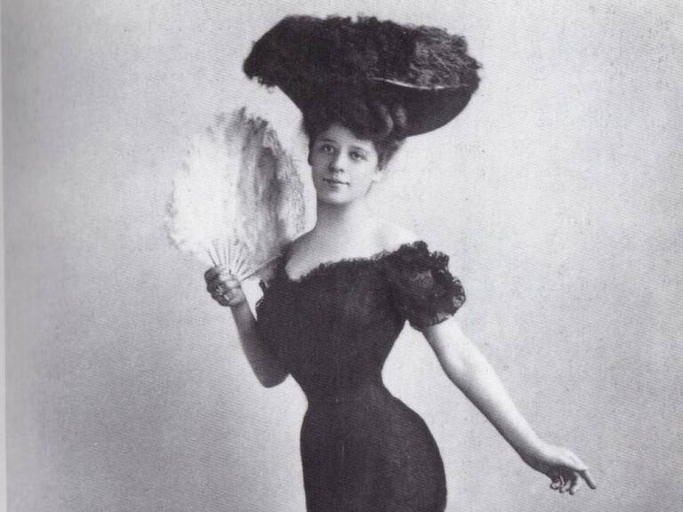 A inicios del siglo pasado, "Las chicas Gibson" eran lo ideal. Fueron una creación del ilustrador Charles Dana Gibson, la cual era alta, de pechos y caderas grandes, pero con una cintura pequeña.