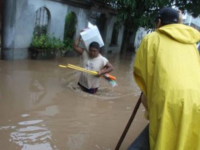 Reportan daños en 80 viviendas por desbordamiento de río en Guerrero