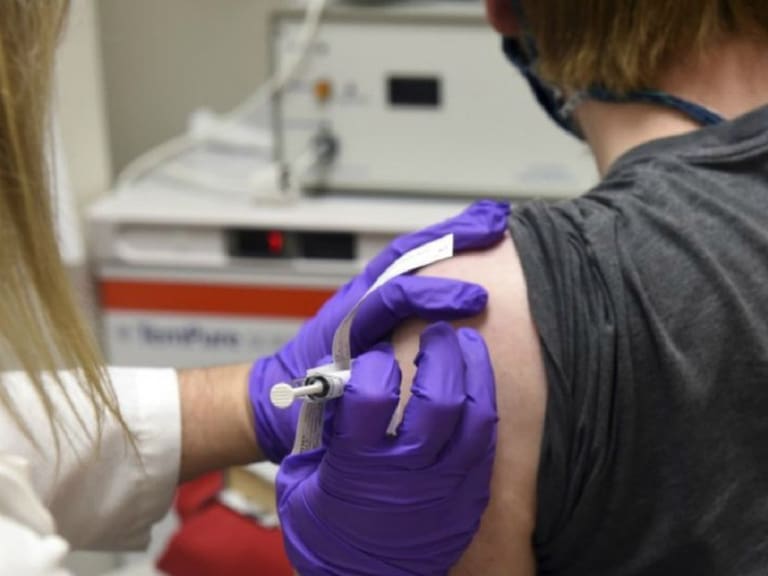 Ordena juez aplicar vacuna contra Covid-19 a paciente que se amparó