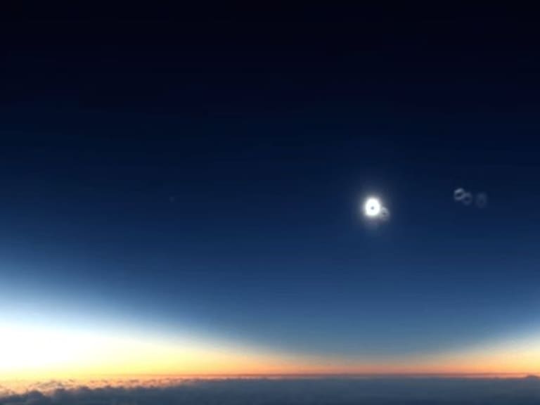 Así se ve un eclipse total de sol desde 10,000 metros de altura