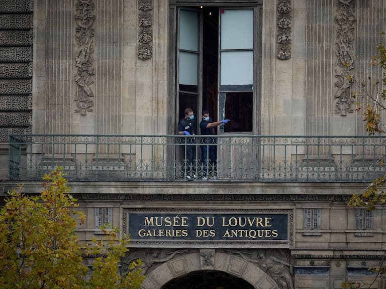 Louvre Closes After Jewellery Heist