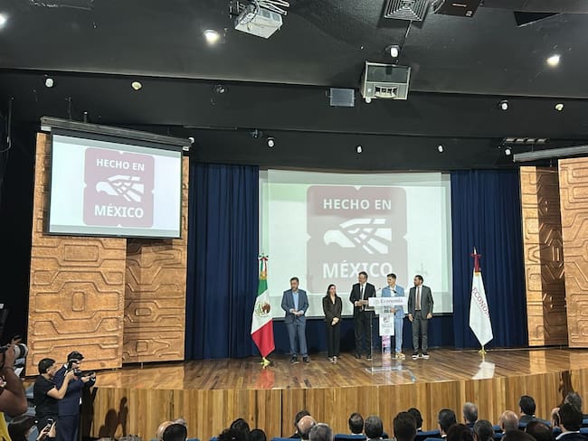 “Vamos por buen camino y vamos bien”: Ebrard a textileros nacionales y extranjeros