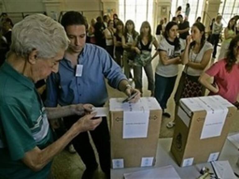 Madrugan líderes políticos en Argentina para emitir su voto