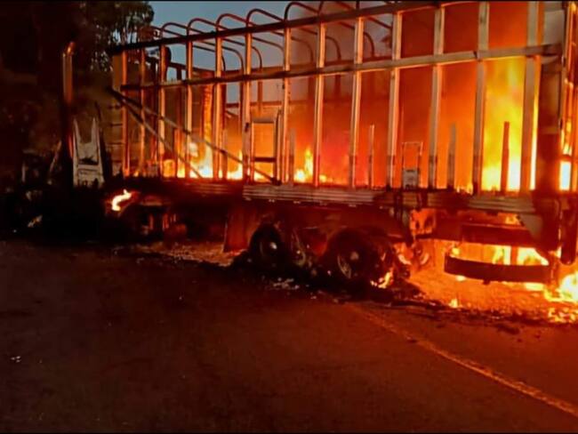 Se enfrentan y queman vehículos en municipios de Michoacán