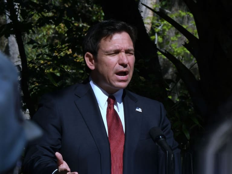 El gobernador de Florida, Ron DeSantis, pone en marcha deportaciones desde "Alligator Alcatraz".