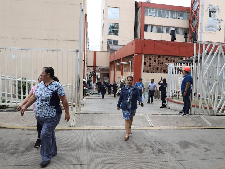 Al igual que todos los ciudadanos de Oaxaca, personal de servicios médicos realizó el desalojo protocolario de las instalaciones durante el sismo de magnitud 6.5 registrado la mañana de este viernes 2 de enero. FOTO: CAROLINA JIMÉNEZ/CUARTOSCURO.COM