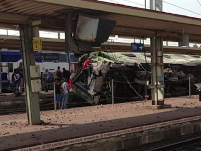 Deja al menos 8 muertos accidente de tren en Francia