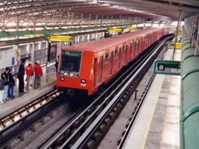 Sobrevive hombre tras ser arrastrado por vagón del metro
