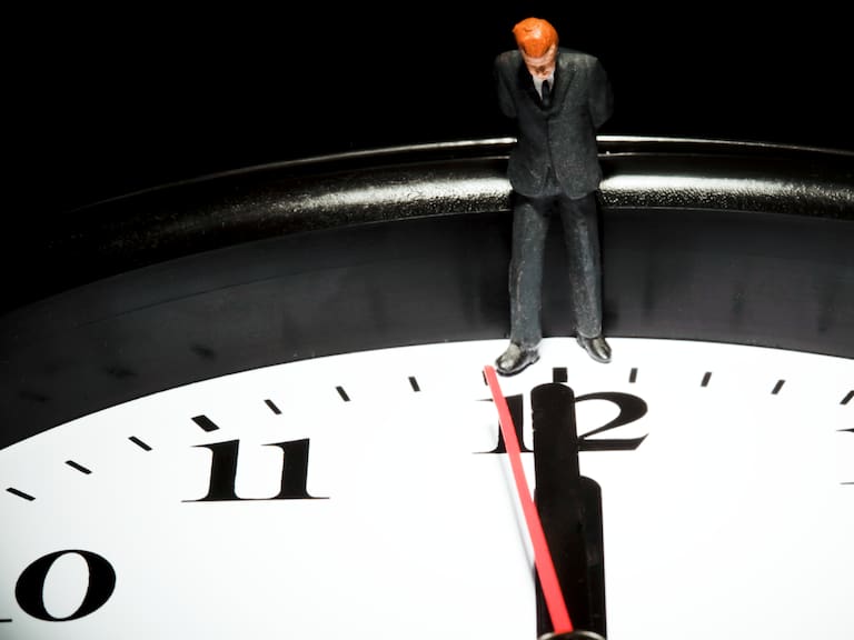 El reloj simboliza el tiempo de trabajo que millones de empleados aún cumplen bajo jornadas de 48 horas, pese a la reforma laboral aprobada en México.