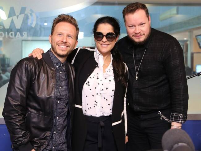 ¡Sin Bandera le canta a Martha Debayle!