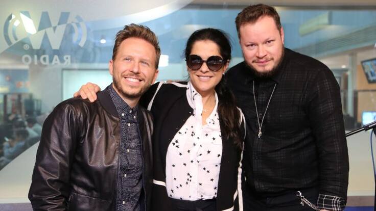 ¡Sin Bandera le canta a Martha Debayle!