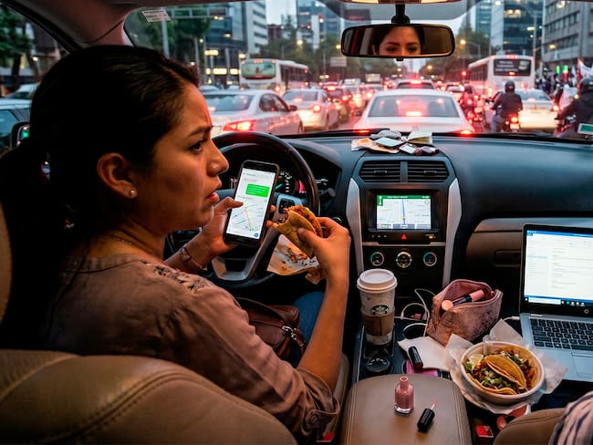 El peligro de normalizar la distracción: ¿Qué hacen realmente los mexicanos al volante?